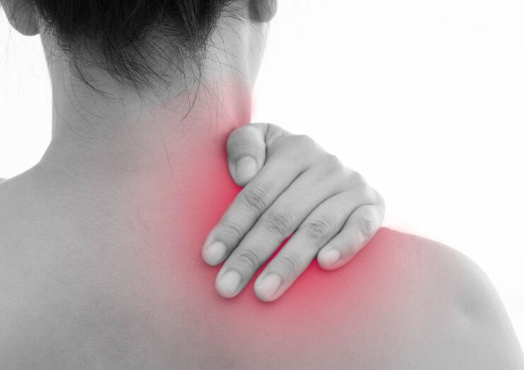 holding-shoulder-in-pain