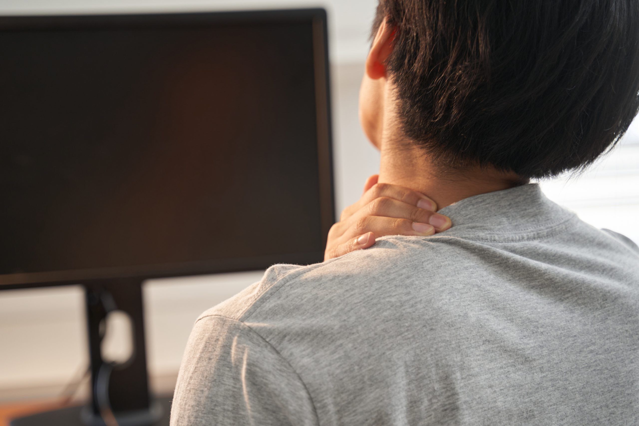 A woman experiencing sciatica neck symptoms