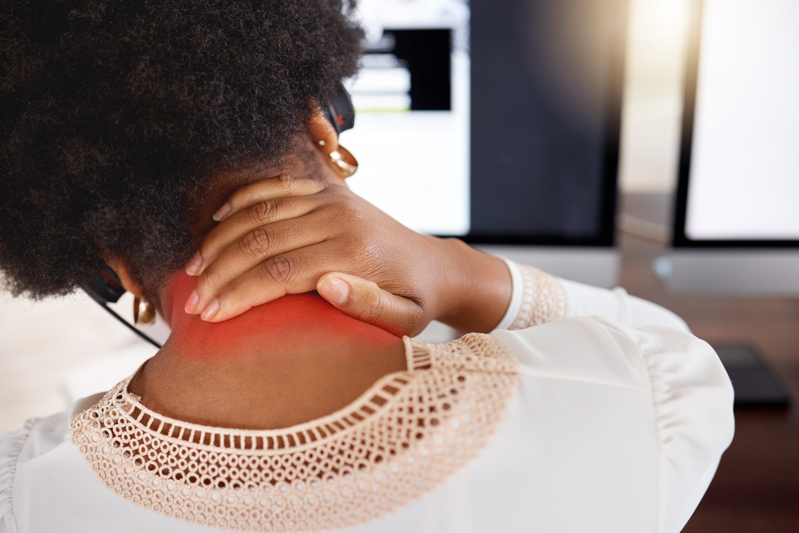A woman with severe neck pain, prompting the question "When to see a chiropractor for neck pain?"